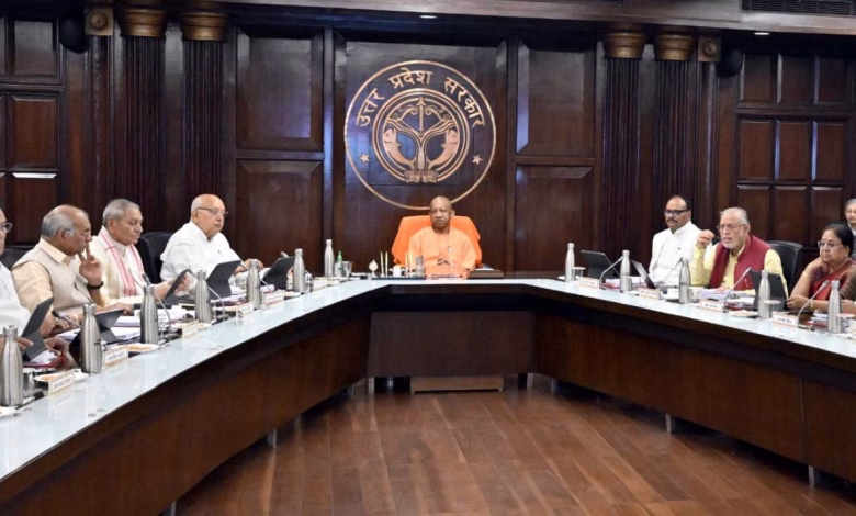 मुख्यमंत्री योगी आदित्यनाथ उत्तर प्रदेश कैबिनेट बैठक की अध्यक्षता करते हुए