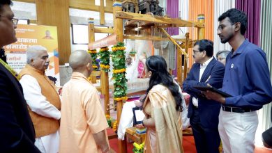 राष्ट्रीय हथकरघा दिवस पर बुनकरों को सम्मानित करते सीएम योगी आदित्यनाथ