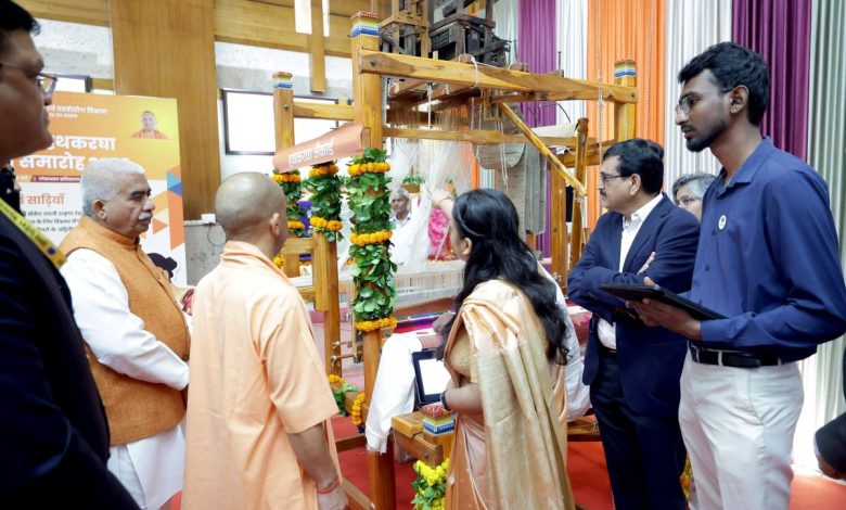 राष्ट्रीय हथकरघा दिवस पर बुनकरों को सम्मानित करते सीएम योगी आदित्यनाथ