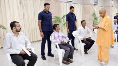 जनता दर्शन कार्यक्रम में फरियादियों की समस्याएं सुनते उत्तर प्रदेश के मुख्यमंत्री योगी आदित्यनाथ