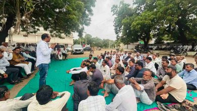जामनगर में किसानों से मुलाकात करते मनोज सोरठिया
