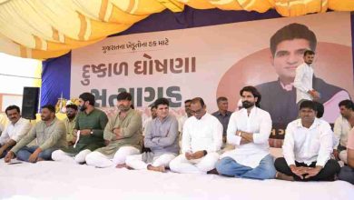 दुष्काल घोषणा सत्याग्रह में इसुदान गढ़वी और किसान