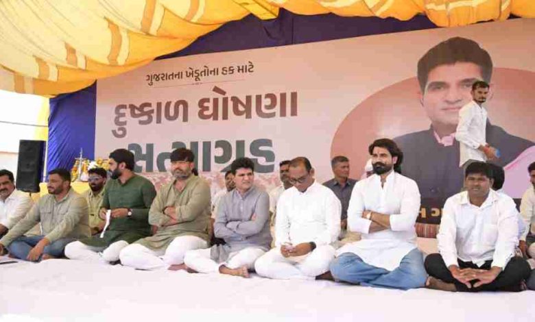 दुष्काल घोषणा सत्याग्रह में इसुदान गढ़वी और किसान