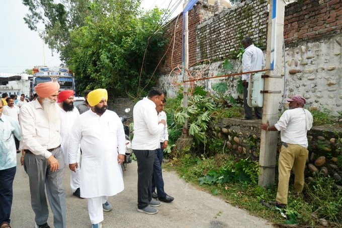 मिशन क्लीन पंजाब: हरजोत सिंह बैंस नंगल के वार्ड नंबर 14 में सफाई अभियान में हिस्सा लेते हुए