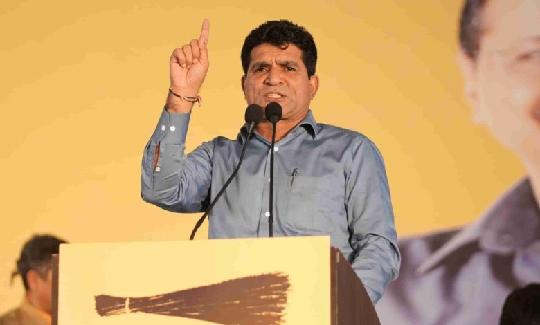 खंभालिया में दुष्काल घोषणा सत्याग्रह के दौरान इसुदान गढ़वी