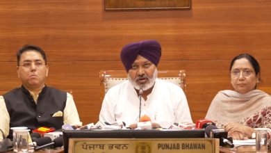 हरपाल सिंह चीमा पंजाब के सरकारी कर्मचारियों के DA विवाद पर प्रेस कॉन्फ्रेंस करते हुए
