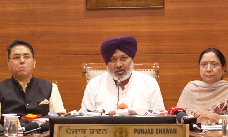 हरपाल सिंह चीमा पंजाब के सरकारी कर्मचारियों के DA विवाद पर प्रेस कॉन्फ्रेंस करते हुए