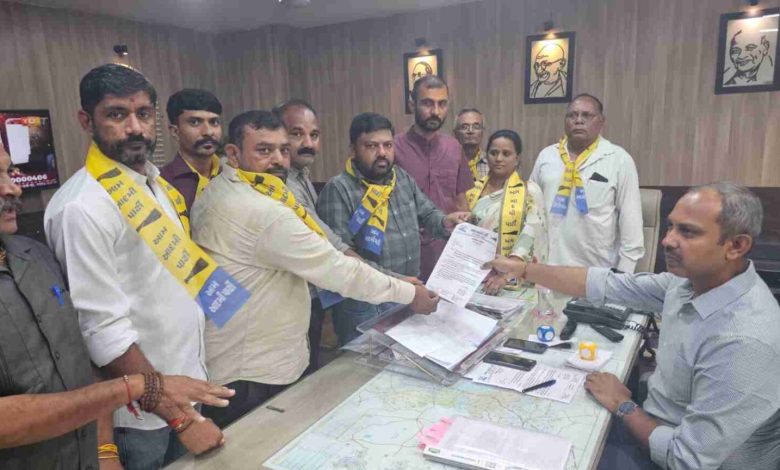 राजकोट में सूखा घोषित करने की मांग को लेकर AAP नेताओं ने कलेक्टर को ज्ञापन सौंपा