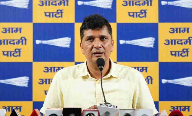सौरभ भारद्वाज ने दिल्ली में छात्राओं को दी गई साइकिलों की गुणवत्ता पर सवाल उठाए