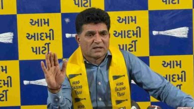 इसुदान गढ़वी 53 विधायकों को दुष्काल घोषणा के लिए पत्र लिखते हुए