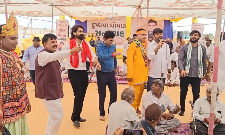 खंभालिया में आम आदमी पार्टी इसुदान गढ़वी के नेतृत्व में किसानों का सत्याग्रह
