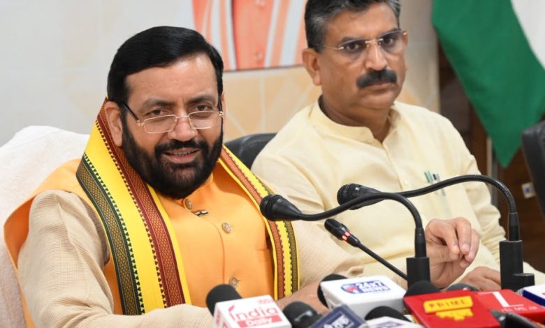 नायब सिंह सैनी सामाजिक सुरक्षा पेंशन की राशि DBT से ट्रांसफर करते हुए