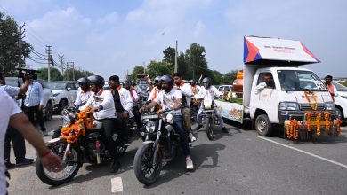 जमालपुर में सेवा यात्रा का स्वागत करतीं विधायक बिमला चौधरी