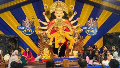 सूरत के आपना राजा गणेश महोत्सव में गणपति बप्पा की आरती करते मनोज सोरठिया