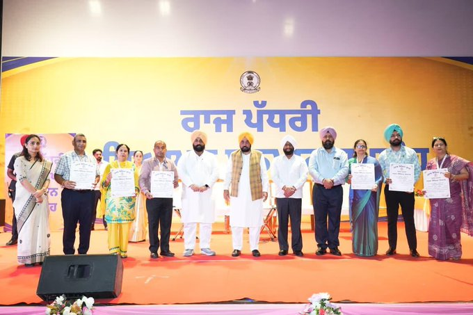 शिक्षक दिवस पर 50 शिक्षकों को सम्मानित करते मुख्यमंत्री भगवंत मान