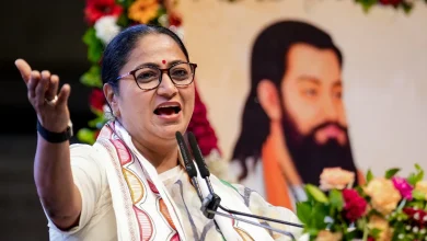 दिल्ली की मुख्यमंत्री रेखा गुप्ता नई सोलर पॉलिसी की जानकारी देते हुए