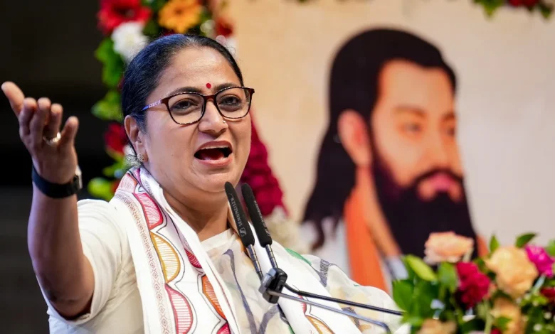 दिल्ली की मुख्यमंत्री रेखा गुप्ता नई सोलर पॉलिसी की जानकारी देते हुए