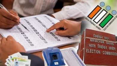 दिल्ली SIR ड्राफ्ट वोटर लिस्ट में नाम चेक करते मतदाता