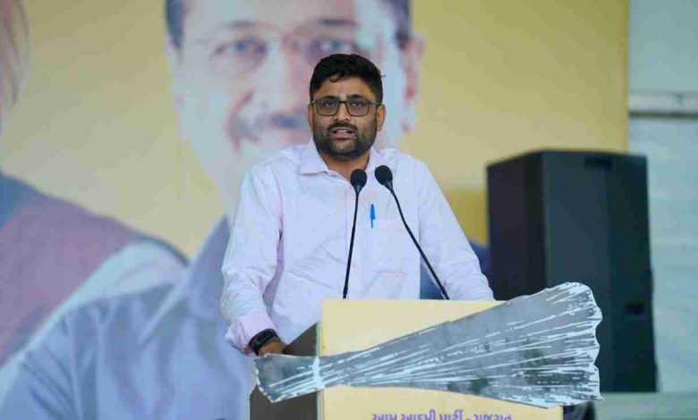 AAP में शामिल होते पूर्व तालुका पंचायत सदस्य प्रभुदासभाई सतासिया