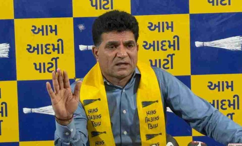 इसुदान गढ़वी गुजरात में सूखा घोषित करने की मांग करते हुए