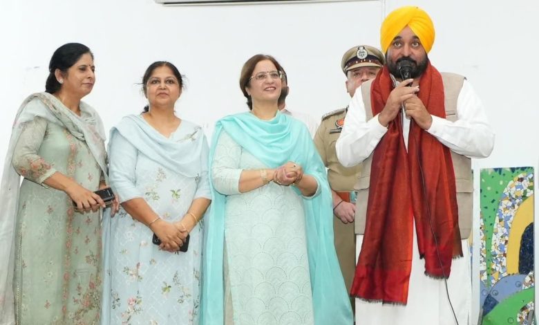 अमृतसर के सरूप रानी कॉलेज में छात्राओं से मुलाकात करते CM भगवंत सिंह मान
