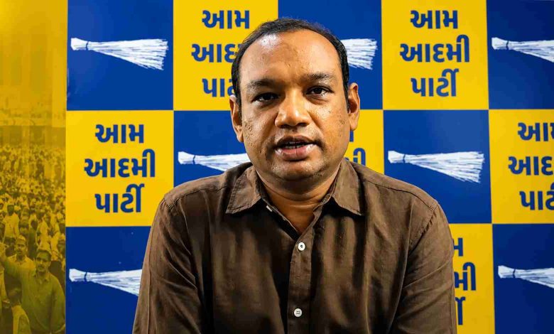 पाटीदार आंदोलन की जांच रिपोर्ट सार्वजनिक करने की मांग करते मनोज सोरठिया