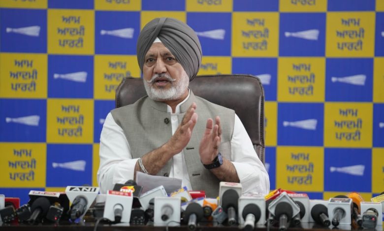 बादल परिवार ने अकाली दल को एक पारिवारिक पार्टी बना दिया, निजि एजेंडे के लिए सिख संस्थाओं का प्रयोग किया: बलतेज पन्नू