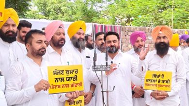 सज्जन कुमार की श्रद्धांजलि के विरोध में AAP कार्यकर्ताओं का प्रदर्शन