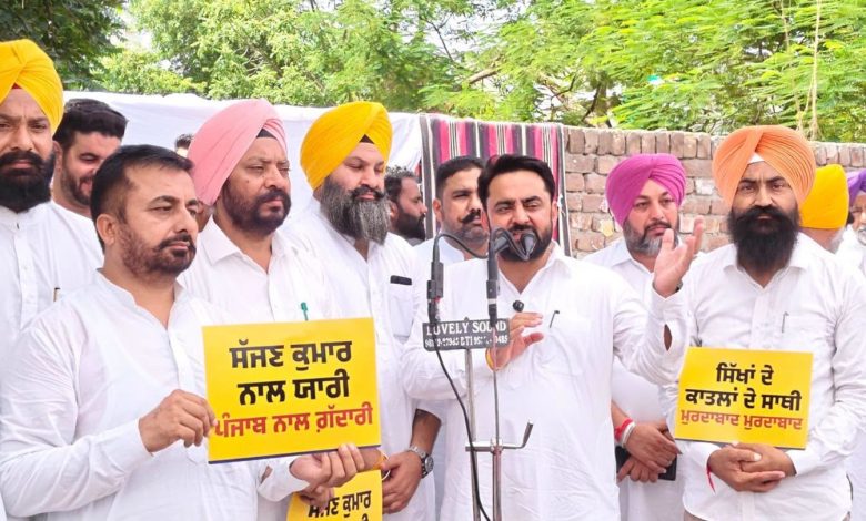 सज्जन कुमार की श्रद्धांजलि के विरोध में AAP कार्यकर्ताओं का प्रदर्शन
