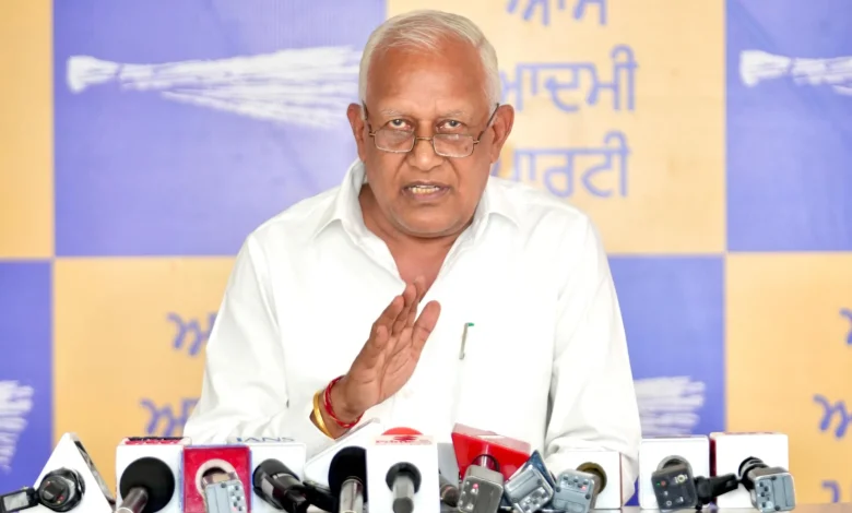 मंत्री बरिंदर कुमार गोयल ने राहुल गांधी पर साधा निशाना, कहा- पंजाब की संस्कृति 'लाशों पर राजनीति' की इजाज़त नहीं देती, यह सांप्रदायिक सद्भाव और 'सरबत के भले' में विश्वास रखती है