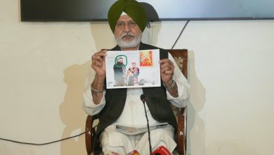 आप का अकालियों पर पलटवार, बलतेज पन्नू ने अमरदीप ग्रेवाल की सीनियर भाजपा नेताओं के साथ गुरी चाहल की अकालियों के साथ दिखाईं तस्वीरें 3 बलतेज पन्नू ने चंडीगढ़ में मीडिया के सामने तस्वीरें दिखाईं