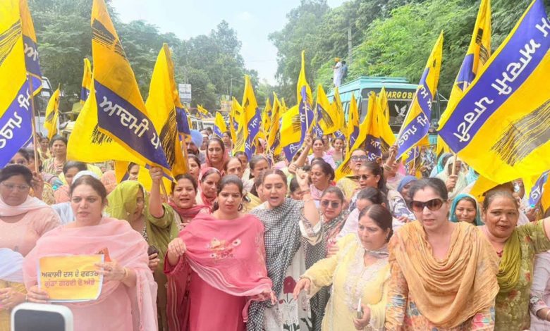 अकाली दल के कार्यालय में बुजुर्ग दलित महिला के साथ मारपीट के खिलाफ आप महिला विंग ने समराला में किया जोरदार विरोध प्रदर्शन