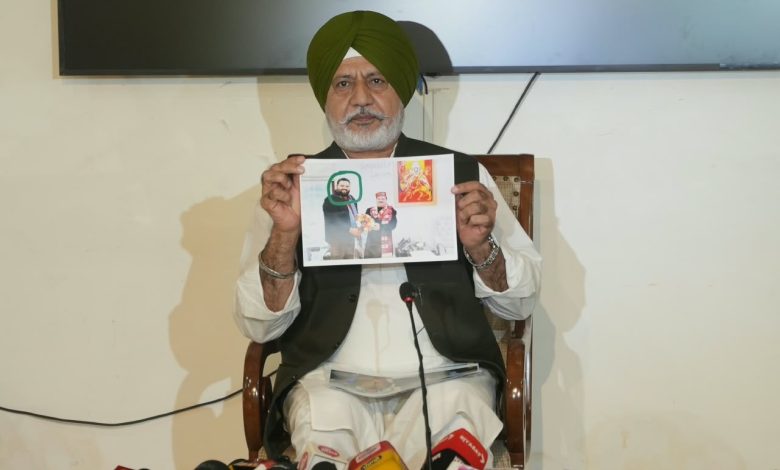 बलतेज पन्नू ने चंडीगढ़ में मीडिया के सामने तस्वीरें दिखाईं