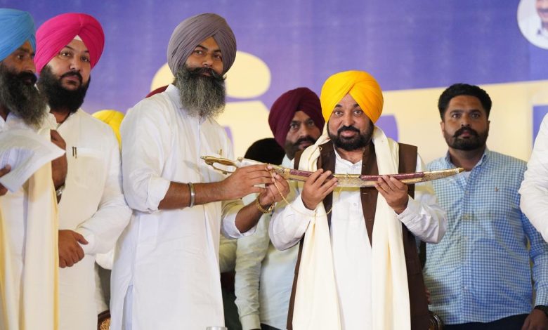 गुरप्रीत सिंह सेखों हजारों समर्थकों के साथ आप में शामिल