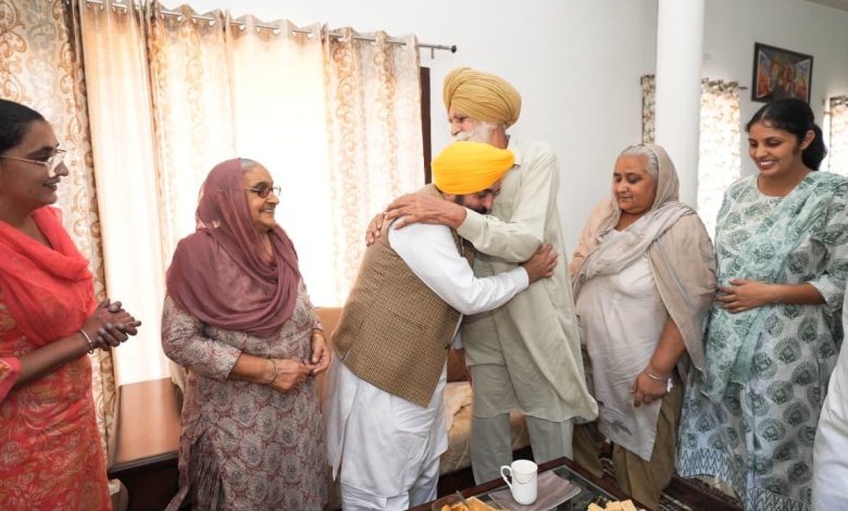 मुख्यमंत्री भगवंत सिंह मान ने धूरी से घर-घर जाकर शुरू की चुनाव प्रचार की मुहिम, 'मान दा मुनाफ़ा' को प्रचार का बनाया केंद्र