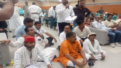फिरोजाबाद नगर निगम सदन की बैठक में हंगामा करते पार्षद