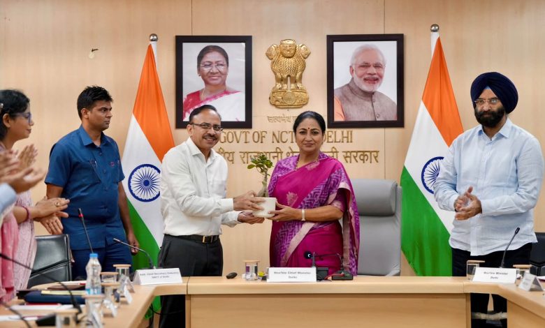 दिल्ली उद्योग मित्र पोर्टल लॉन्च करते मंत्री मनजिंदर सिंह सिरसा