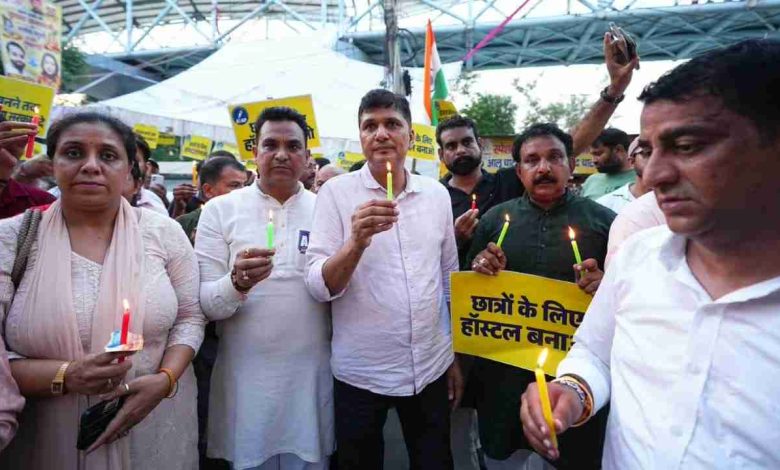 सत्य निकेतन हादसे में मृत छात्रों के लिए कैंडल मार्च