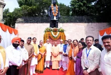 सीएम योगी आदित्यनाथ पंडित गोविंद बल्लभ पंत को श्रद्धांजलि देते हुए