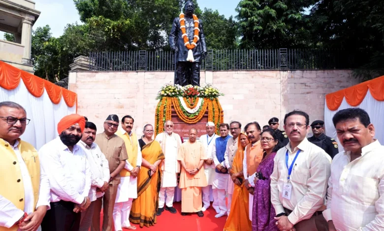 सीएम योगी आदित्यनाथ पंडित गोविंद बल्लभ पंत को श्रद्धांजलि देते हुए