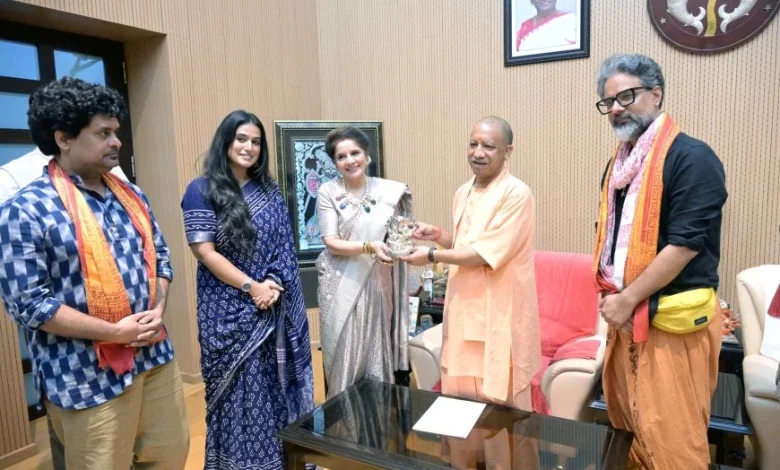 मुख्यमंत्री योगी आदित्यनाथ से मुलाकात करती ‘हनुमान अंश’ फिल्म की टीम