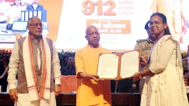 912 चयनित अभ्यर्थियों को नियुक्ति पत्र देते मुख्यमंत्री योगी आदित्यनाथ