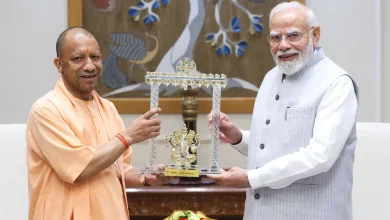 योगी आदित्यनाथ का दिल्ली दौरा: PM मोदी से मुलाकात, अमित शाह और नितिन नबीन से भी बैठक 5 योगी आदित्यनाथ प्रधानमंत्री नरेंद्र मोदी से दिल्ली में मुलाकात करते हुए