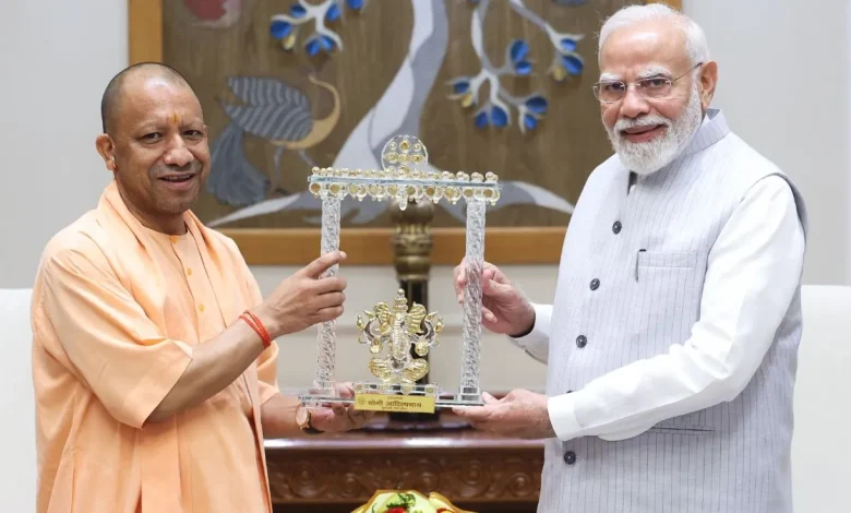 योगी आदित्यनाथ प्रधानमंत्री नरेंद्र मोदी से दिल्ली में मुलाकात करते हुए