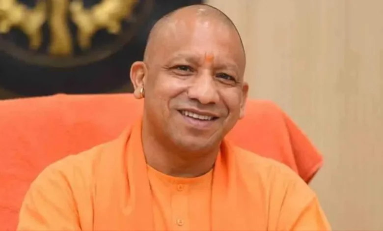 सेवा संकल्प अभियान की जानकारी देते सीएम योगी आदित्यनाथ