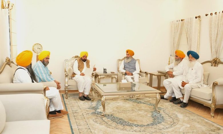 एस.आई.टी. जांच की मांग को लेकर शिरोमणि अकाली दल (पुनर सुरजीत) के प्रतिनिधिमंडल ने मुख्यमंत्री भगवंत सिंह मान से की मुलाकात