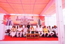 बांसवाड़ा के कार्यकर्ताओं से संवाद करते राजस्थान के मुख्यमंत्री भजनलाल शर्मा