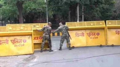 CJP की तिरंगा यात्रा पर दिल्ली पुलिस की रोक, नई दिल्ली जिले में धारा 163 लागू; हाई कोर्ट में भी सुनवाई 3 दिल्ली में CJP की तिरंगा यात्रा पर रोक और नई दिल्ली जिले में धारा 163 लागू Image Caption: CJP की प्रस्तावित तिरंगा यात्रा को दिल्ली पुलिस ने अनुमति नहीं दी, मामले पर हाई कोर्ट में भी सुनवाई हुई। Image Description: कॉकरोच जनता पार्टी की 16 अक्टूबर को कनॉट प्लेस में प्रस्तावित तिरंगा यात्रा, दिल्ली पुलिस की रोक और धारा 163 लागू किए जाने से जुड़ी खबर।