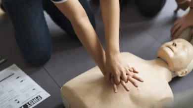 CPR देने का सही तरीका बताते हुए व्यक्ति की छाती पर दबाव डालने की प्रक्रिया।