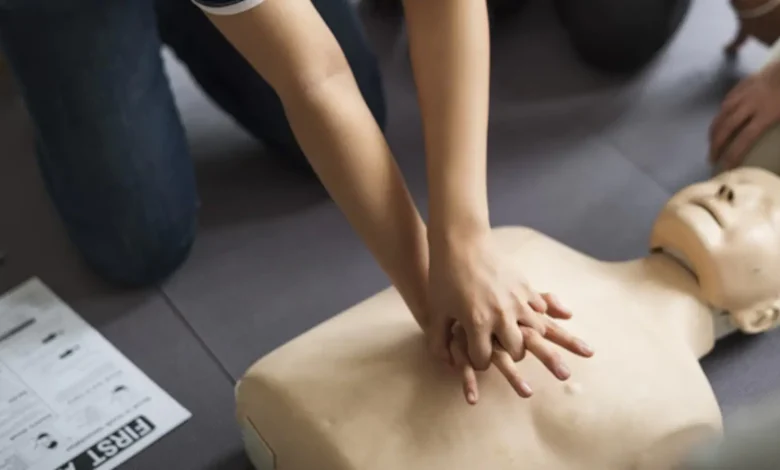 CPR देने का सही तरीका बताते हुए व्यक्ति की छाती पर दबाव डालने की प्रक्रिया।